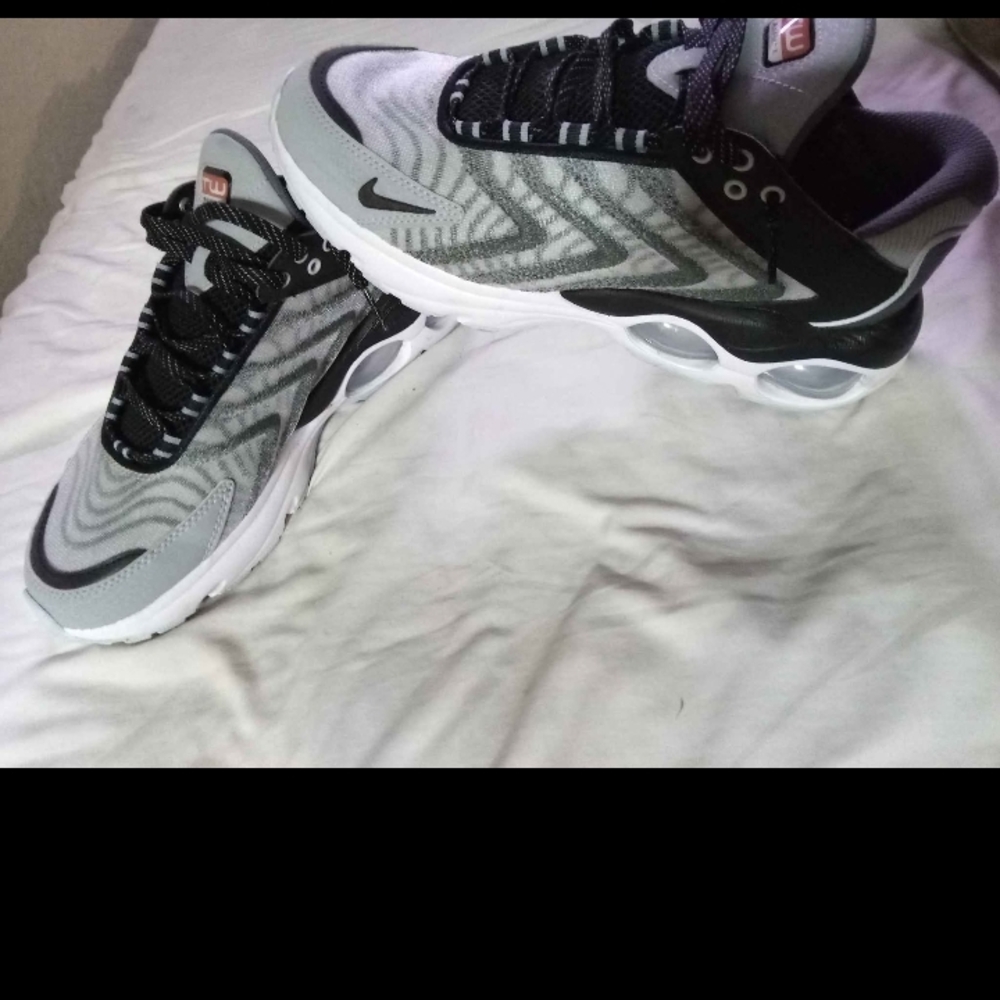 Nike Men's Black and Gray Athletic Shoes